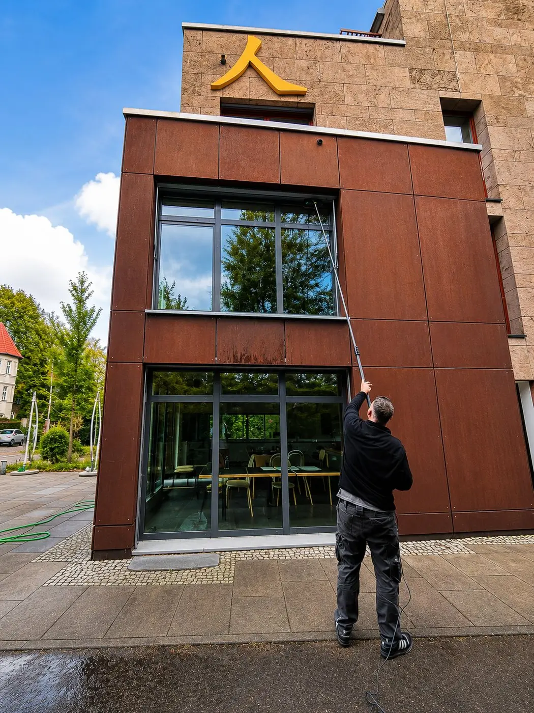 Reinigung einer hoch gelegenen Festverglasung mit Teleskopstange