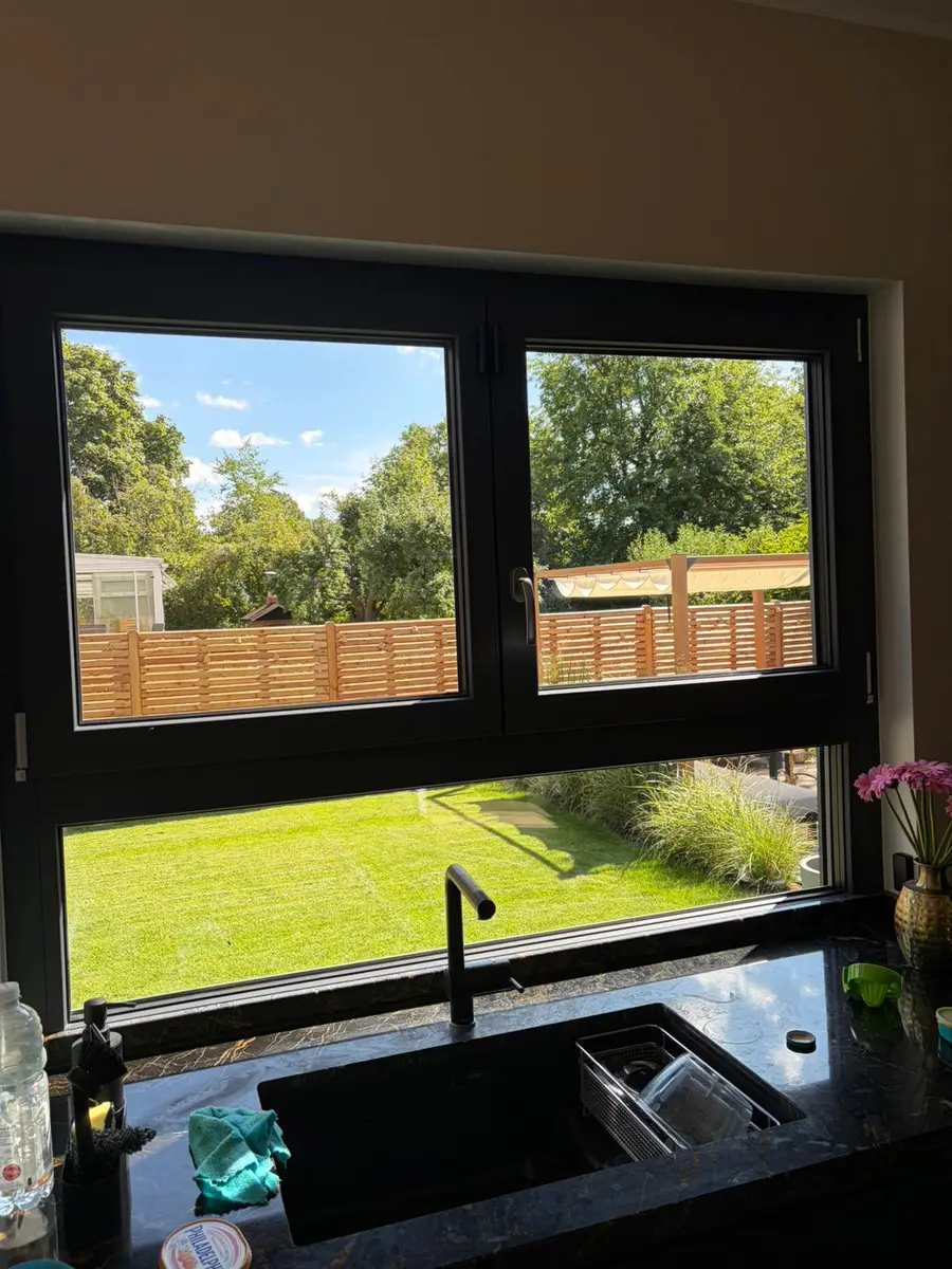 Fenster mit Kalkablagerungen vor der Reinigung